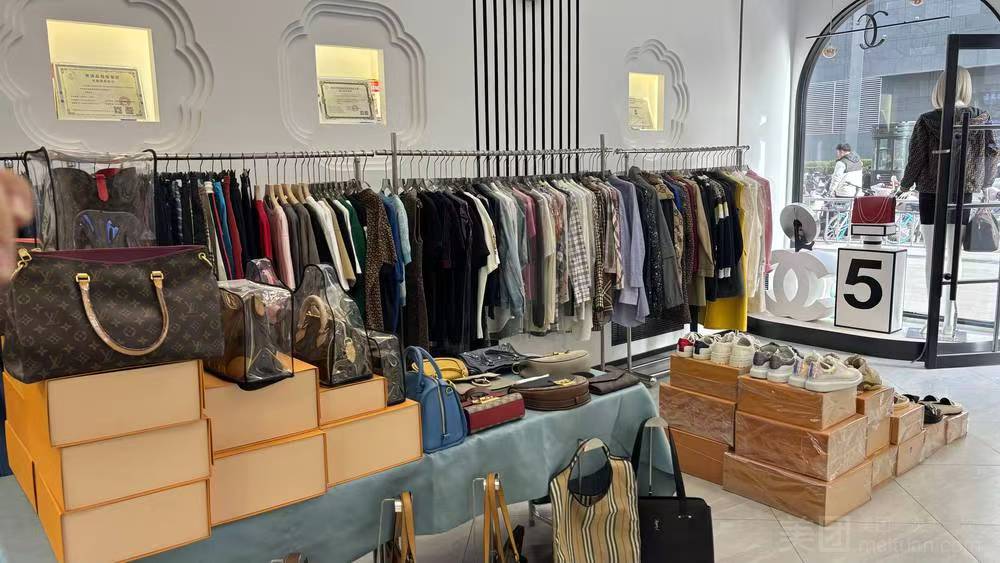 岳豪奢品店铺展示2