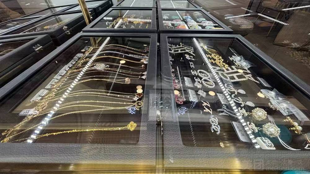 岳豪奢品店铺展示6